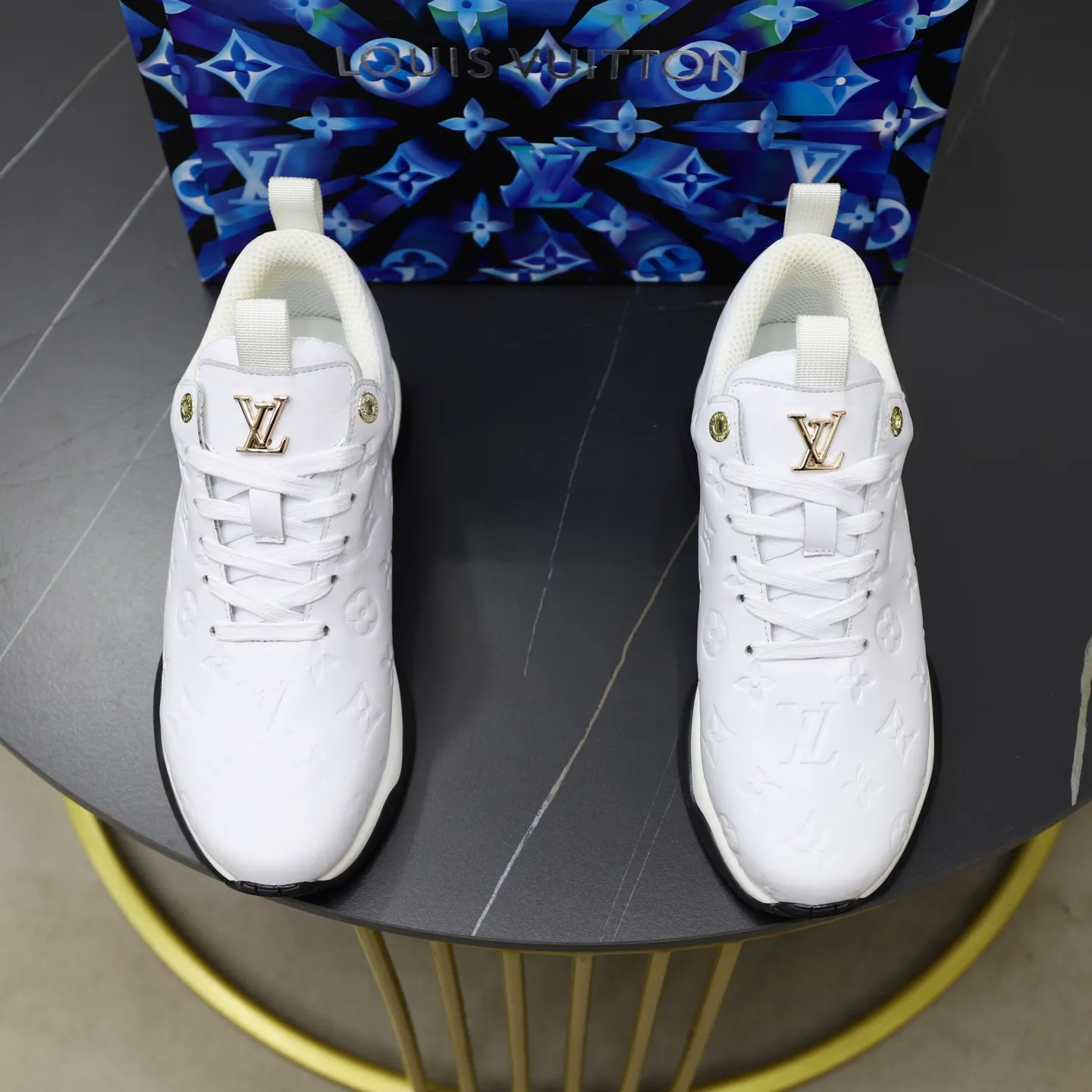 Factory price: 520💰【LV】Louis Vuitton is a high-end brand of men's shoes, new models on the market, top luxury brand, the latest fashionable casual men's shoes, trendy and versatile style, relaxed and sporty style, calfskin upper and ultra-fine workmanship. The original personalized fashionable rubber wear-resistant outsole is light and comfortable on the foot. Code number: 39-44 (45, 46 customized)